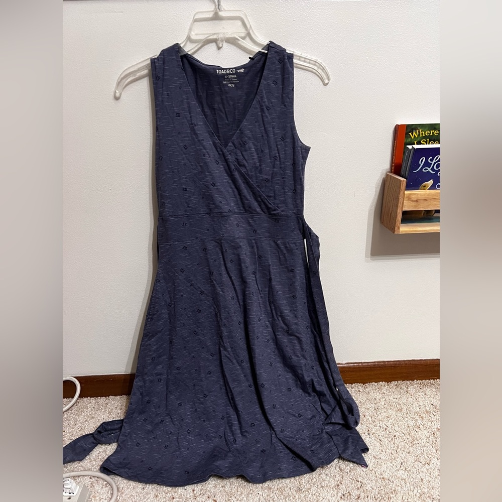 Toad & Co v-neck crossover knee-length dress with pockets and tie back